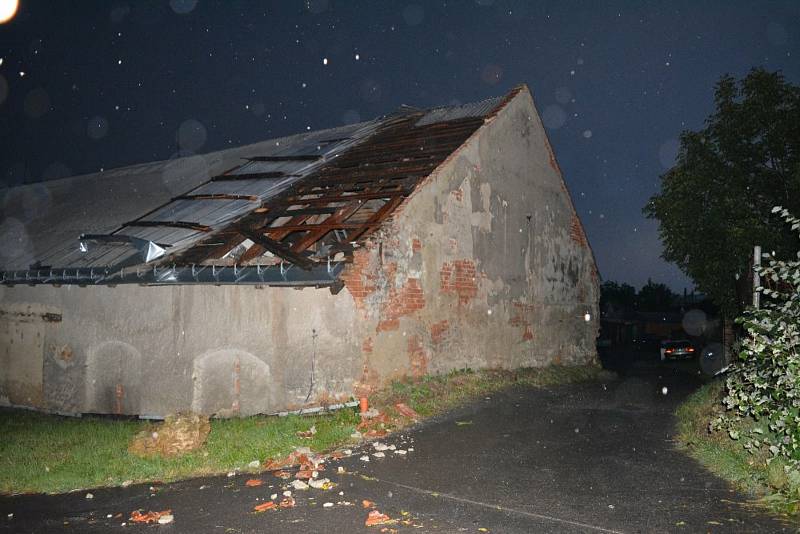 Následky vichru z 28.7.2020 v Tučíně. Podle místních se obcí prohnalo malé tornádo