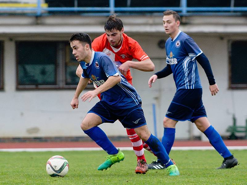 Fotbalisté 1. FCV Přerov (v modrém) proti Hněvotínu