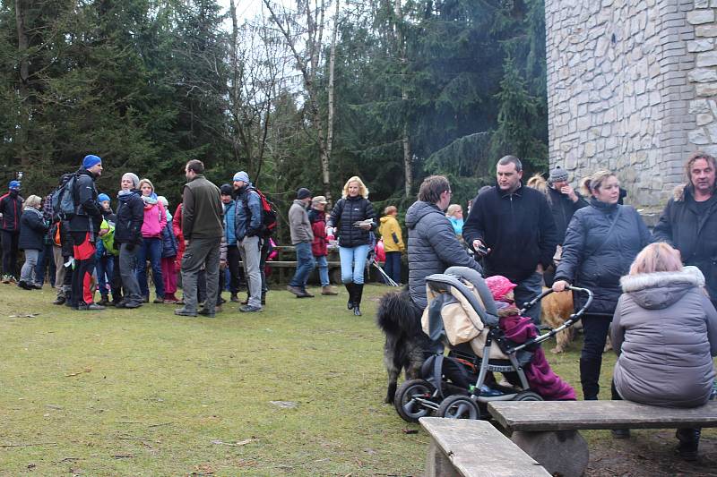 V rozhledně funguje i občerstvení, kde zájemci mohou nakoupit buřty nebo klobásu k opečení, vyjít na vyhlídkovou plošinu a rozhlédnout se po krajině a také si oddechnout v teple.