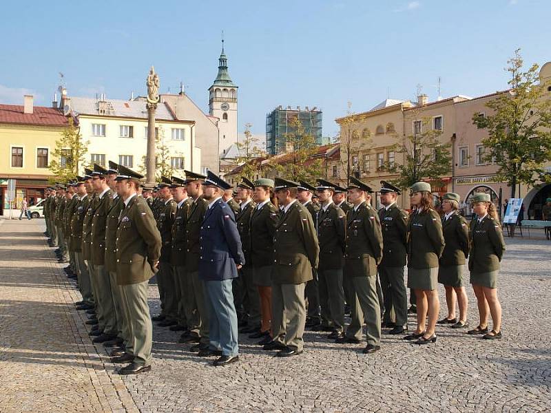 Slavnostní nástup útvaru s prohlídkou vojenské techniky u příležitosti oslav 90. výročí vzniku stálé vojenské posádky v Lipníku