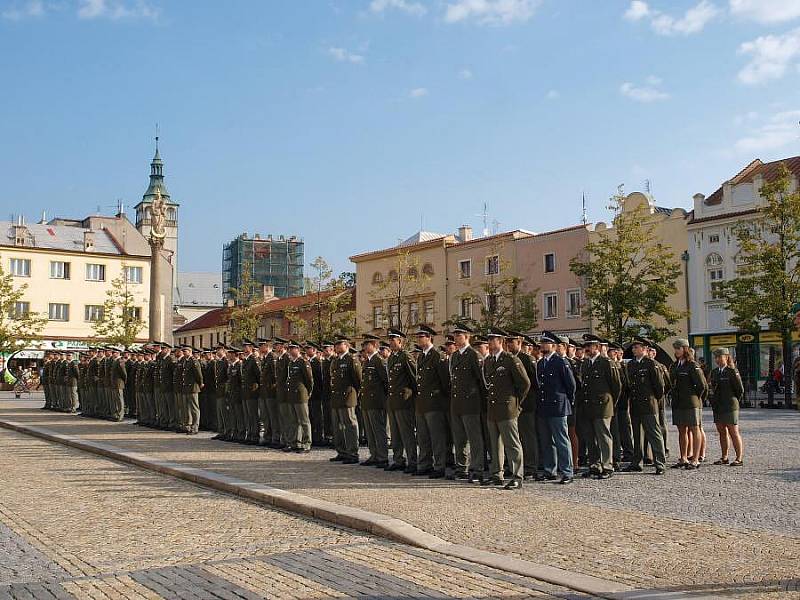 Slavnostní nástup útvaru s prohlídkou vojenské techniky u příležitosti oslav 90. výročí vzniku stálé vojenské posádky v Lipníku
