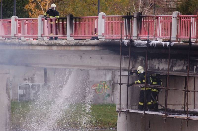 Hasiči zasahují u požáru lávky U Loděnice v Přerově. 18. října 2013 