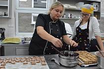 Na Střední škole gastronomie a služeb v Přerově už začali péct cukroví. Objednávky jsou plné od září.