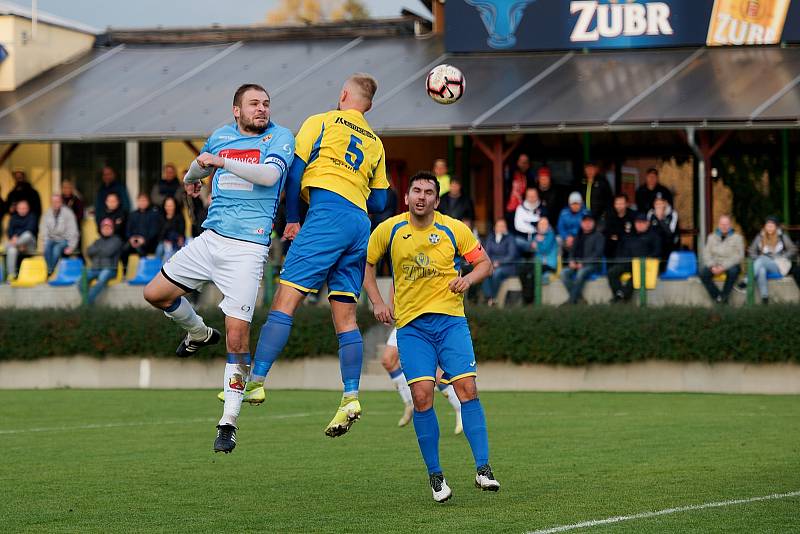 Fotbalisté Kozlovic doma remizovali s Hranicemi (v modrém) 1:1.