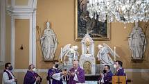 Slavnostní bohoslužba k 100. výročí vysvědčení Antonína Cyrila Stojana olomouckým arcibiskupem, 14. března 2021 v Běnově. (střed) Arcibiskup Jan Graubner.