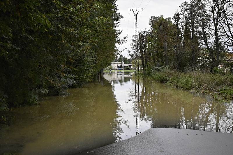 Rozvodněná Morava v Kojetíně, zaplavila třeba i fotbalové hřiště nebo loděnici. 15.10. 2020