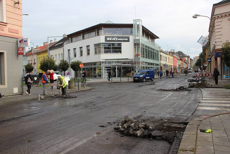 Kvůli náročné rekonstrukci je uzavřená Čechova ulice v Přerově. Řidiči musejí jezdit po objízdné trase