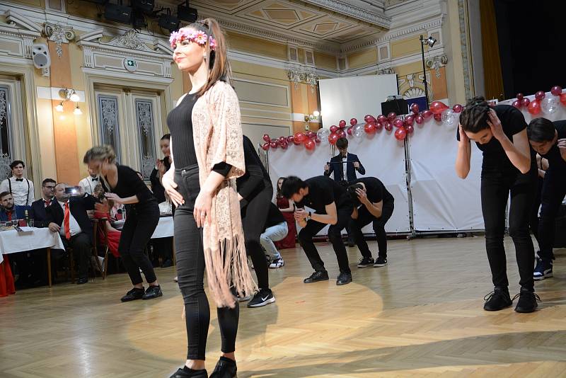 Tanečním vystoupením a slavnostním předáváním stužek studentům třídy 4. B přerovského Gymnázia Jakuba Škody odstartovala letošní nabitá plesová sezona v Městském domě.