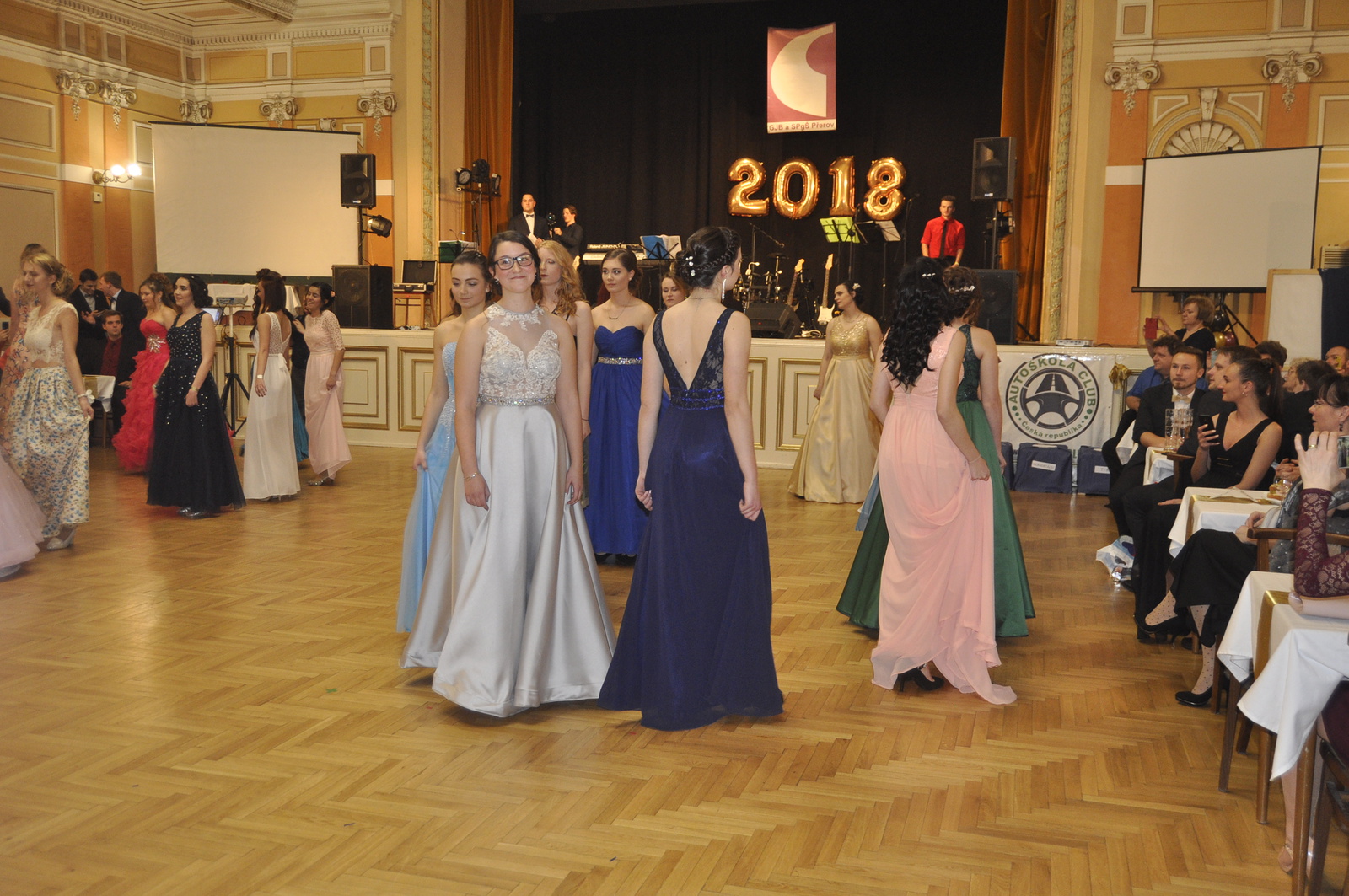 Pestrobarevný maturitní ples nabídl oskarovou podívanou - Přerovský deník