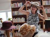 Výstava klobouků přilákala během víkendových hodů v Radvanicích pozornost přítomných dam.