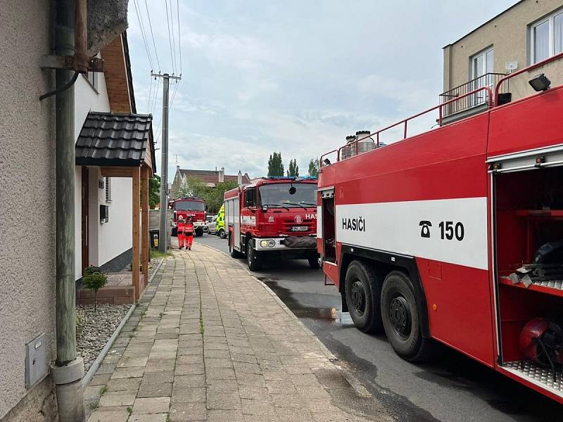 Hasiči zasahují u požáru rodinného domu v Lipníku nad Bečvou, 13. 5. 2022