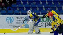 Hokejisté HC Zubr Přerov (v modrém) v "Posledním špílu sezony" profi sým fanouškům. Foto: Deník/Jan Pořízek