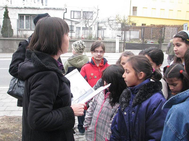 Literární procházky Lipníkem nad Bečvou organizovala ve středu 23.3.2011 městská knihovna. Vlasta Kulíšková školáky i zájemce z řad veřejnosti provedla po místech, která jsou spojená s významnými spisovateli