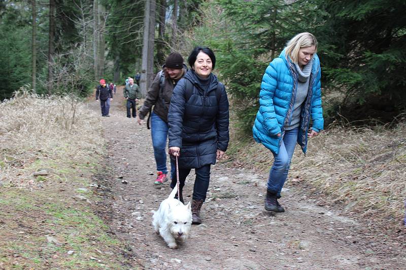 V rozhledně funguje i občerstvení, kde zájemci mohou nakoupit buřty nebo klobásu k opečení, vyjít na vyhlídkovou plošinu a rozhlédnout se po krajině a také si oddechnout v teple.