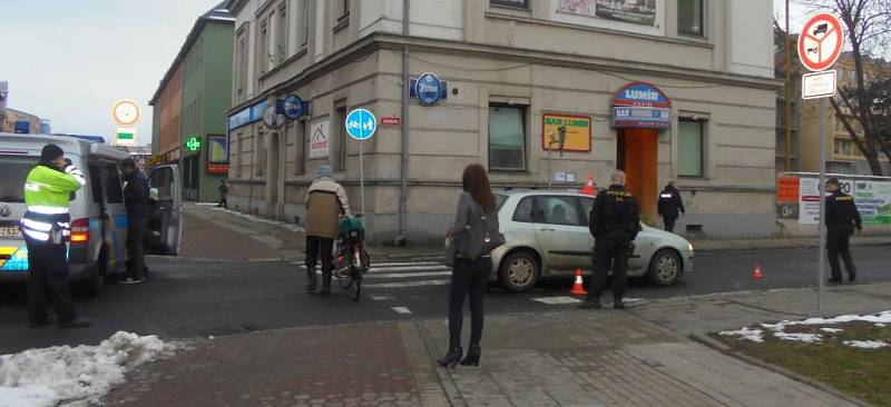 Osobní auto srazilo v pátek ráno chodkyni poblíž přerovského baru Lumír. Záchranka ji převezla do nemocnice.