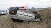 Řidič vozu Chrysler havaroval v pondělí odpoledne na silnici mezi Henčlovem a Přerovem. Jeho auto skončilo na střeše a šofér i spolujezdkyně v nemocnici.