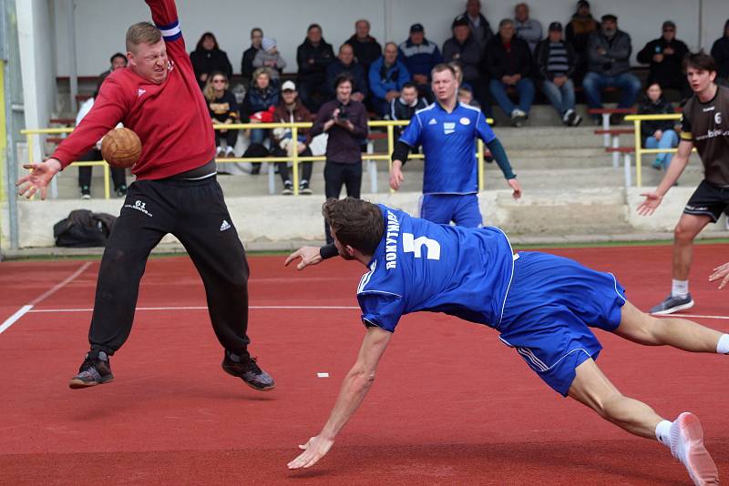 Národní házenkář Rokytnice (v modrém) proti Nýřanům.