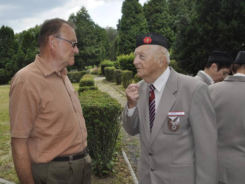 Vzpomínka na oběti masakru na Švédských šancích u památníku tragédie v Přerově