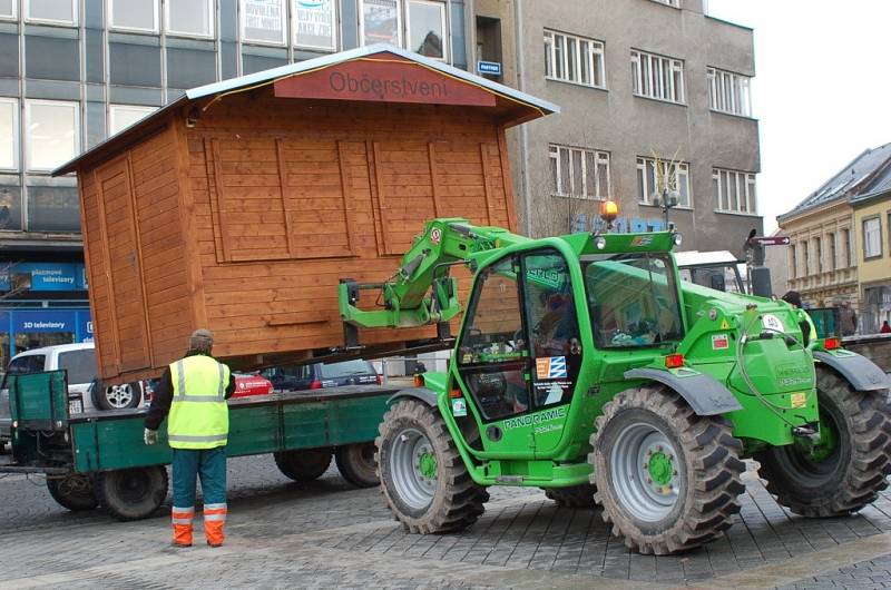 Demontáž vánočních stánků v Přerově