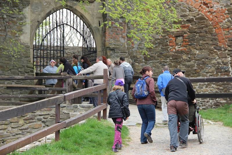 Turistická sezona na Helfštýně právě začala - brány této středověké památky se v sobotu otevřely návštěvníkům, kteří si mohli prohlédnout historickou mincovnu a expozici archeologie, nebo si užít nádherný výhled z věže.  