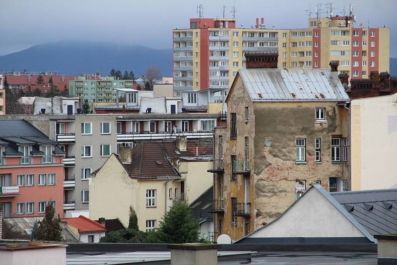 Rozlehlé chodby, nově vybavené místnosti, ale i retro kanceláře, ve kterých se zastavil čas. Tak dnes vypadá administrativní budova bývalého OSP na Masarykově náměstí v Přerově, kterou se město rozhodlo koupit. Ze střechy šestipodlažního objektu je nevšed