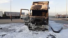 Hasiči zasahovali ve středu 26. dubna 2023 večer u požáru kamionu u čerpací stanice na D1 u Stříbrnic.