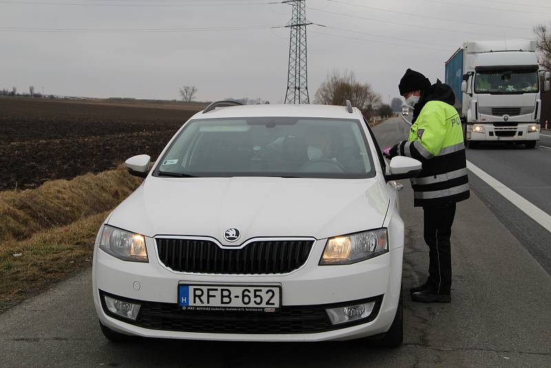 Policejní kontroly řidičů u sjezdu na dálnici u Horní Moštěnice - 1. března 2021