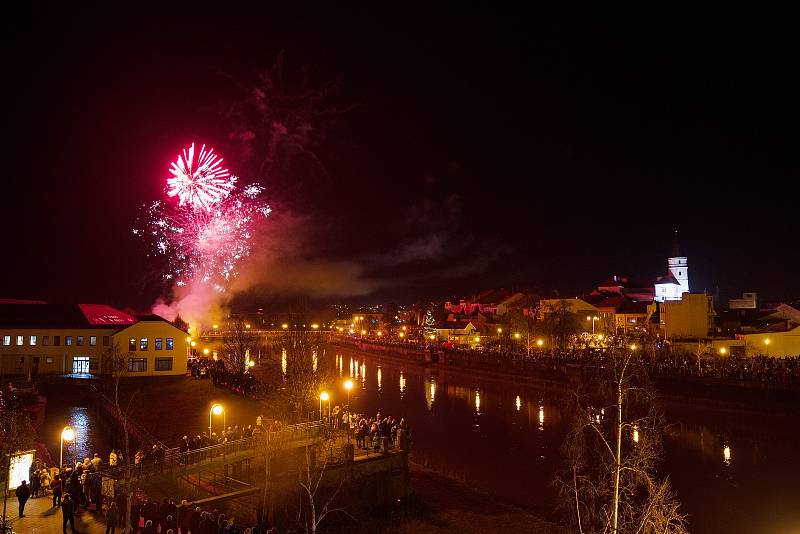 Novoroční ohňostroj nad řekou Bečvou v Přerově, 1. ledna 2022