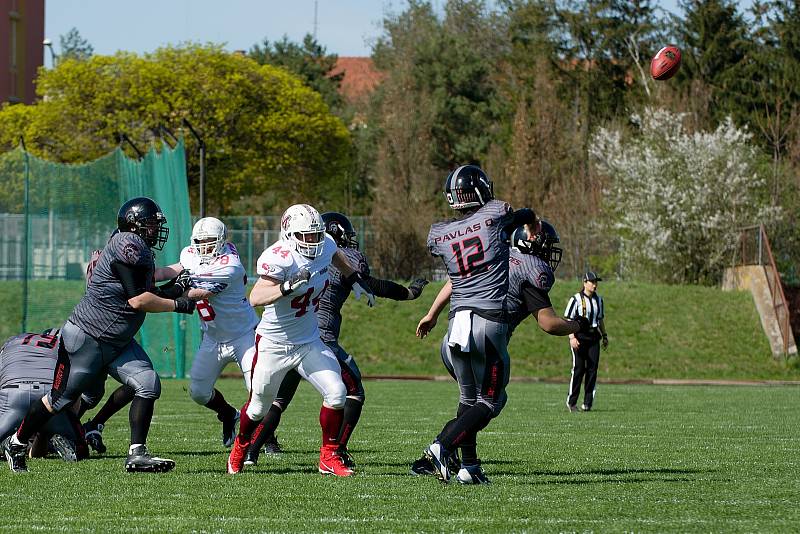 Přerov Mammoths (v bílém) vs. Vysočina Gladiators ve 2. lize amerického fotbalu.