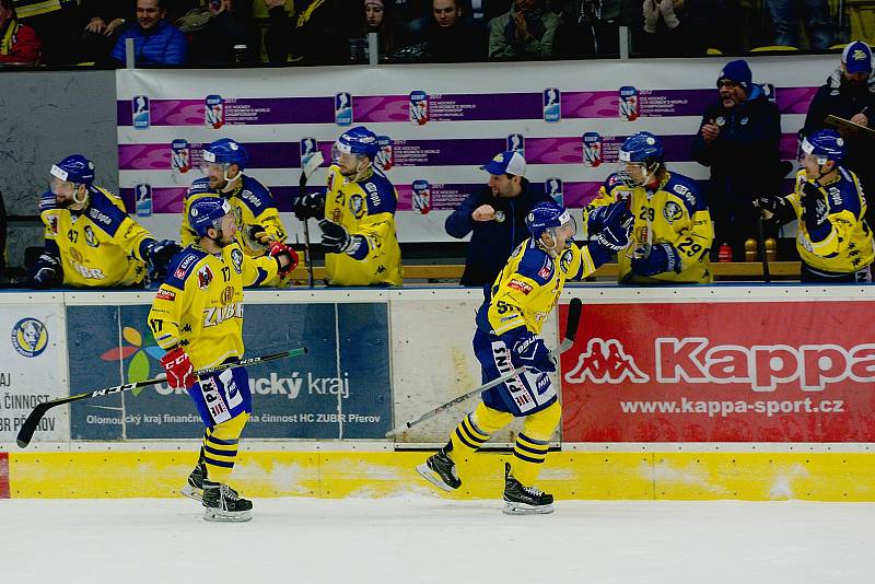 Hokejisté HC Zubr Přerov (ve žlutém) v derby s Prostějovem (4:1).