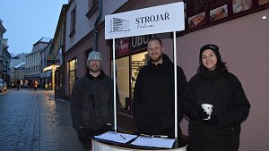 Stánky, u kterých se mohou lidé podepsat pod petici za referendum o Strojaři, se objevily v ulicích Přerova.