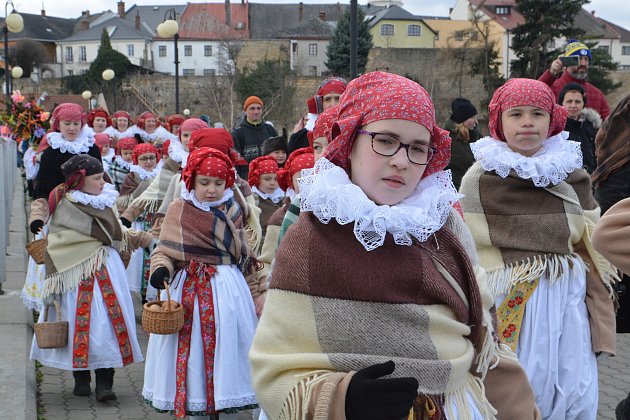 Vynášení smrtky v Přerově s tradičním rituálem vhození Morany do řeky Bečvy, 3. dubna 2022