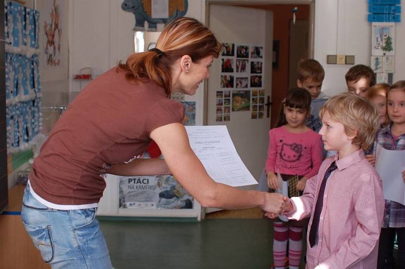 Své první vysvědčení dostali ve čtvrtek dopoledne i prvňáčci ze Základní školy U Tenisu v Přerově