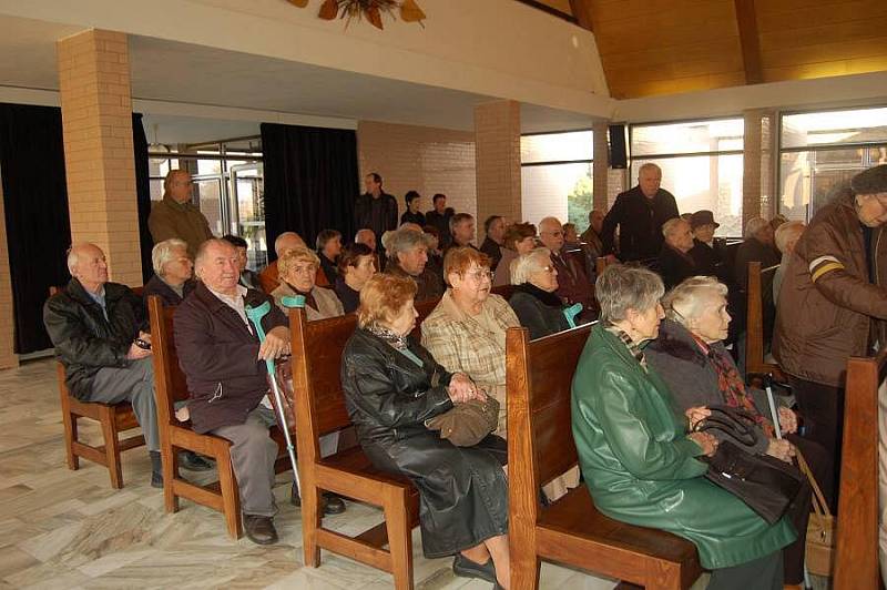 S významnou signatářkou Charty 77 Květoslavou Haukovou se lidé přišli rozloučit do smuteční síně na Městském hřbitově Přerované