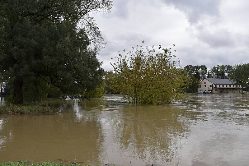 Rozvodněná Morava v Kojetíně, zaplavila třeba i fotbalové hřiště nebo loděnici. 15.10. 2020