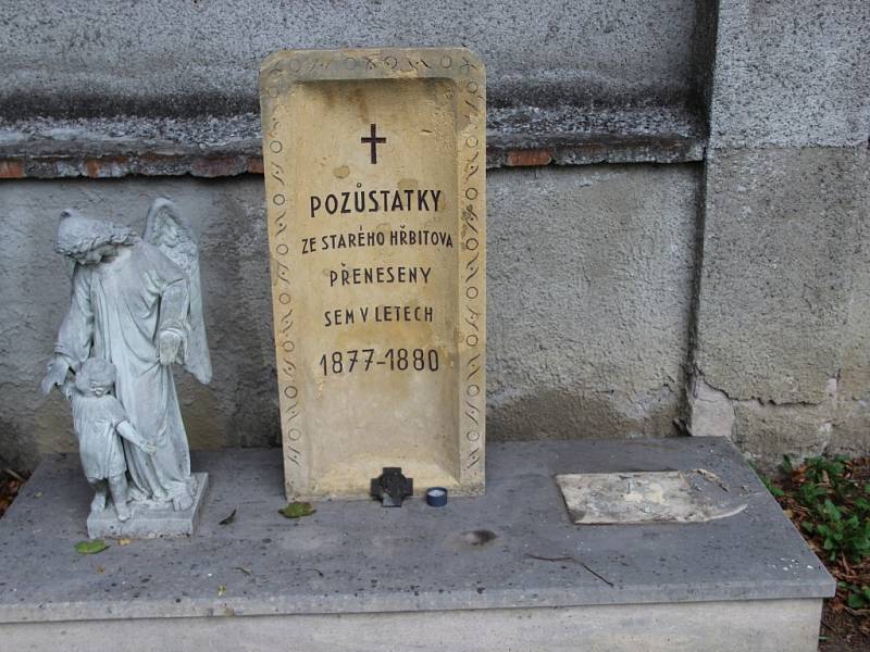 V noci z pondělí 31. srpna na úterý 1. září neznámý pachatel ukradl pískovcovou sochu Panny Marie, která se nacházela ve staré části přerovského hřbitova poblíž pomníku obětem masakru na Švédských šancí. 