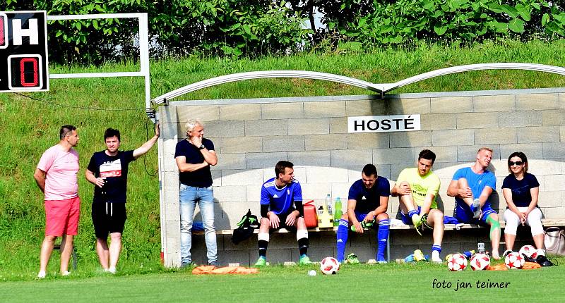 Fotbalisté Brodku u Přerova (v červeném) v přátelském utkání s Všechovicemi