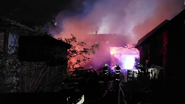Osm hasičských jednotek zasahovalo v noci z úterý na středu při požáru v Jezernici.