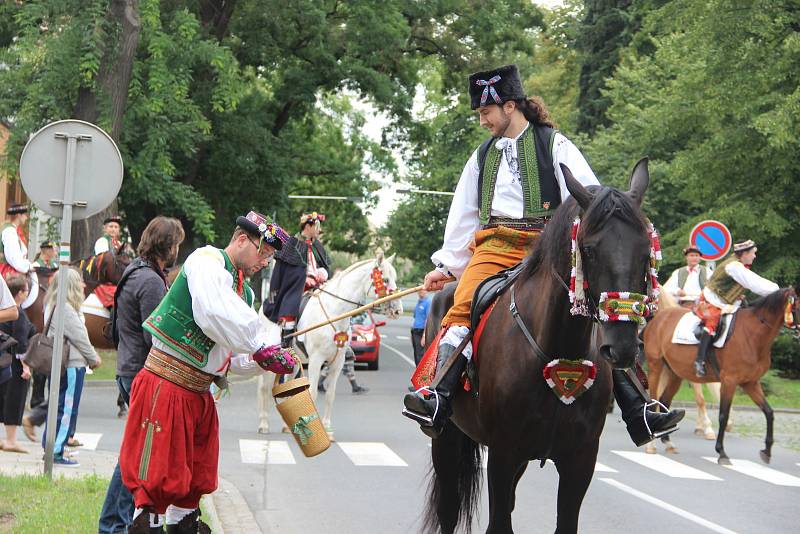 Velkolepý průvod krojovaných Hanáků městem a Ječmínkova jízda králů - takový byl vrchol Kojetínských hodů, které trvaly tři dny. Průvod si nenechaly ujít stovky místních lidí.