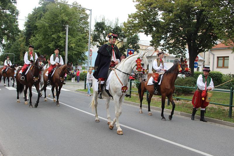 Velkolepý průvod krojovaných Hanáků městem a Ječmínkova jízda králů - takový byl vrchol Kojetínských hodů, které trvaly tři dny. Průvod si nenechaly ujít stovky místních lidí.