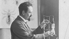Přerovský rodák Rudolf Weigl objevil vakcínu proti skvrnitému tyfu. Za svůj objev byl v Polsku uznávaný vědec opakovaně navržen na Nobelovu cenu.