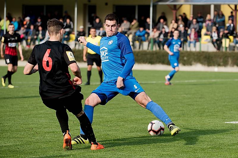 Fotbalisté Kozlovic (v modrém) proti B-týmu Opavy