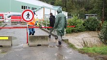 Stoupající hladina Olešnice v Žeravicích ohrožovala sportovní halu, 14. října 2020 odpoledne