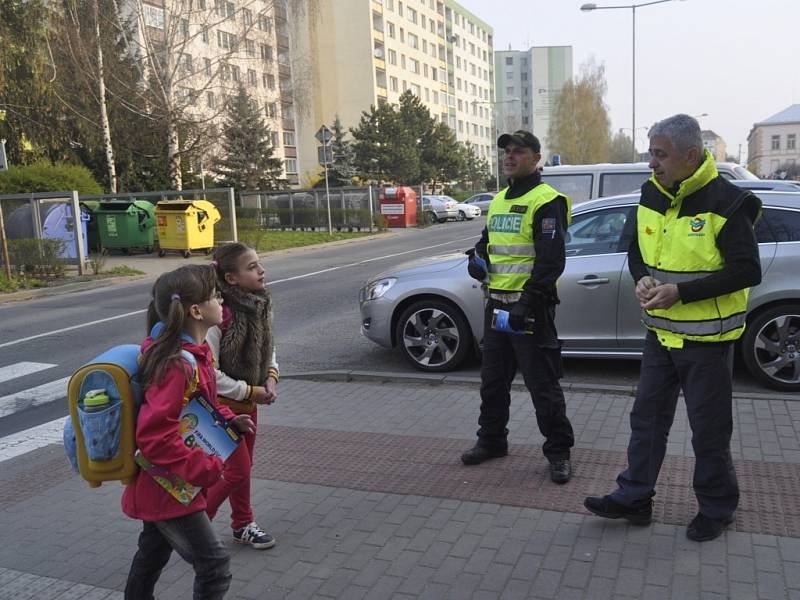 Policisté se tento týden zaměřili na bezpečné přecházení dětí u základních škol v Přerově. Jedno ze stanovišť bylo ve středu i před školou v Hranické ulici v Předmostí.