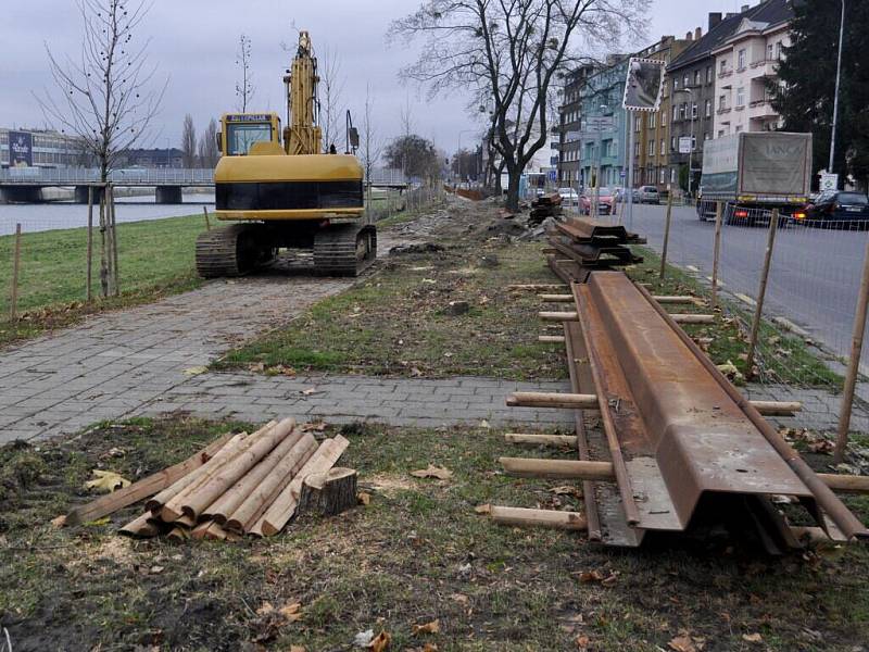 Stromová alej na nábřeží Edvarda Beneše už je minulostí – musela ustoupit stavbě protipovodňové zíd­ky.