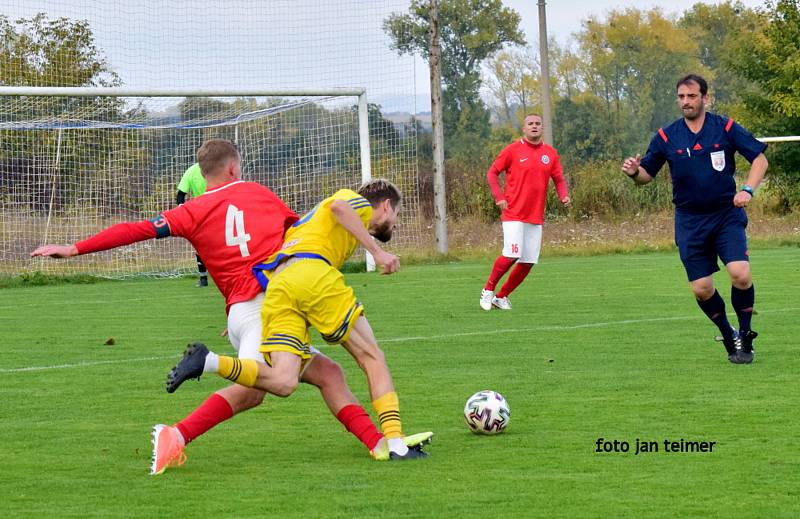 Fotbalisté Šternberka (ve žlutém) vyhráli v Brodku u Přerova 2:1.