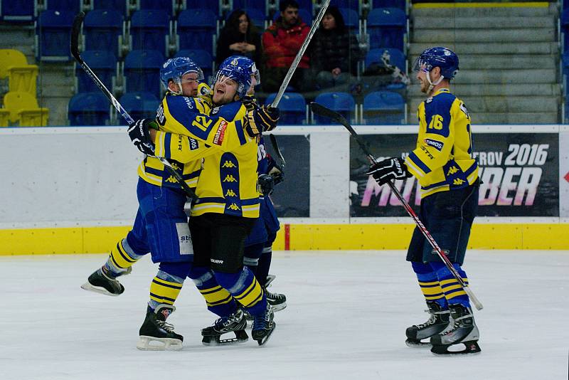 Hokejisté HC Zubr Přerov (v modrém) v "Posledním špílu sezony" profi sým fanouškům. Foto: Deník/Jan Pořízek