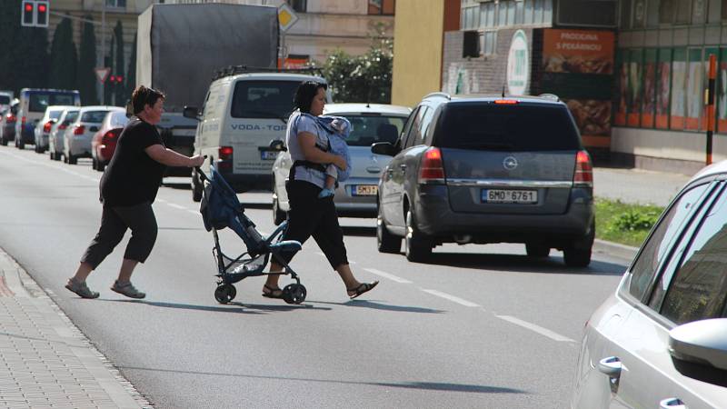 Zobousměrnění Palackého ulice je možná úlevou pro řidiče - starší lidé nebo maminky s dětmi ale mají velký problém při přecházení rušné silnice.  Zrušeny byly totiž dva přechody pro chodce.