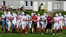 Přerov Mammoths (v bílém) vs. Vysočina Gladiators ve 2. lize amerického fotbalu.