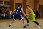 Basketbalisté Lipníku (ve žlutém) v utkání s BK Žďár nad Sázavou.